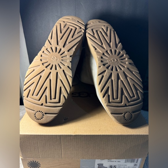 UGG Drew Sunshine size 9.5 Gray with back bow - Picture 5 of 6